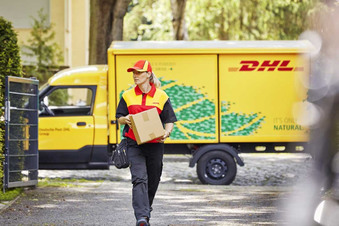 DHL GoGreen Zustellerin